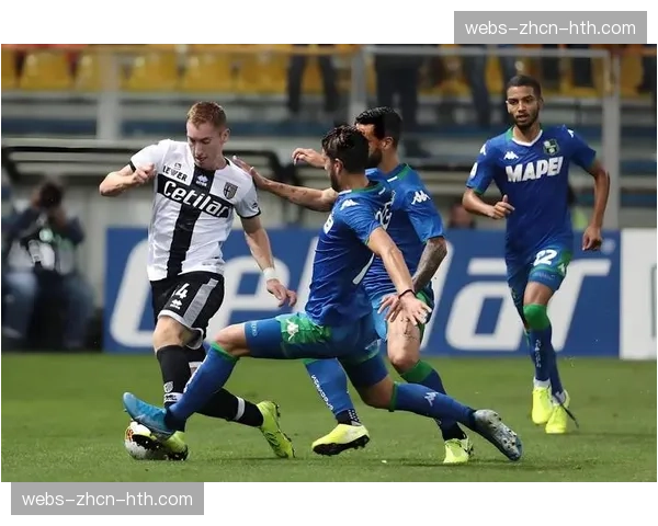 消息：意甲萨索洛对阵拉齐奥，比赛因球迷向场内投掷烟雾弹中断15分钟